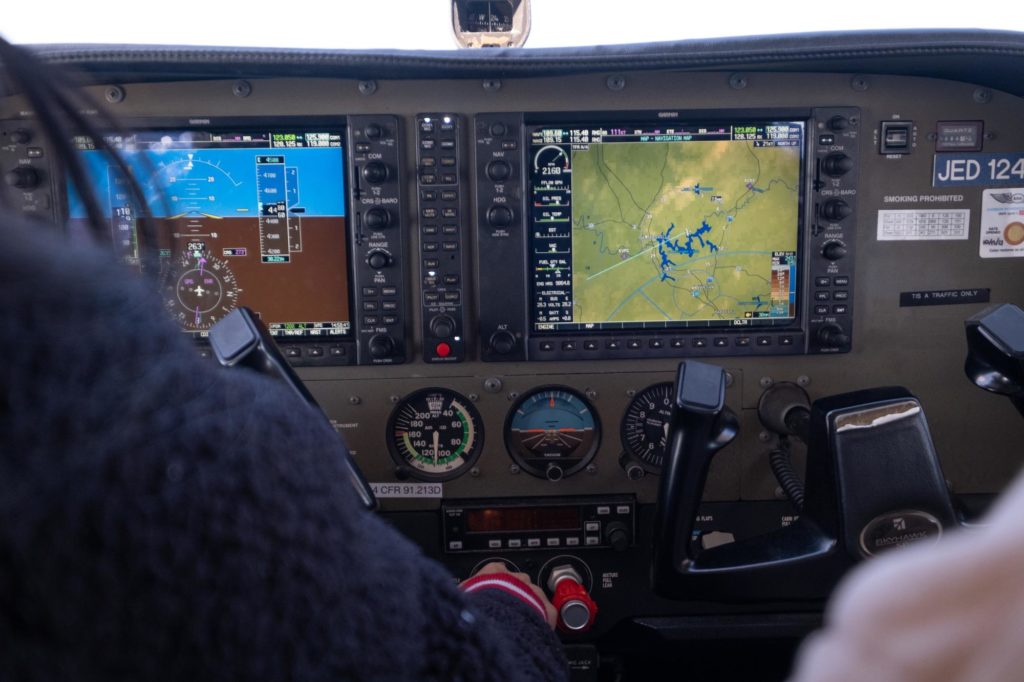 Cessna 172 glass cockpit garmin G1000 display