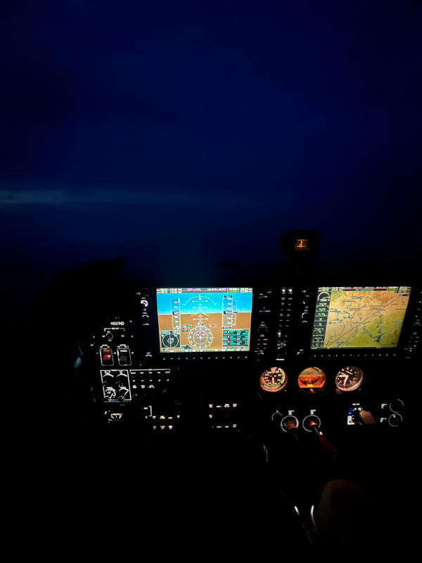 Cessna 172 g1000 avionics display at night